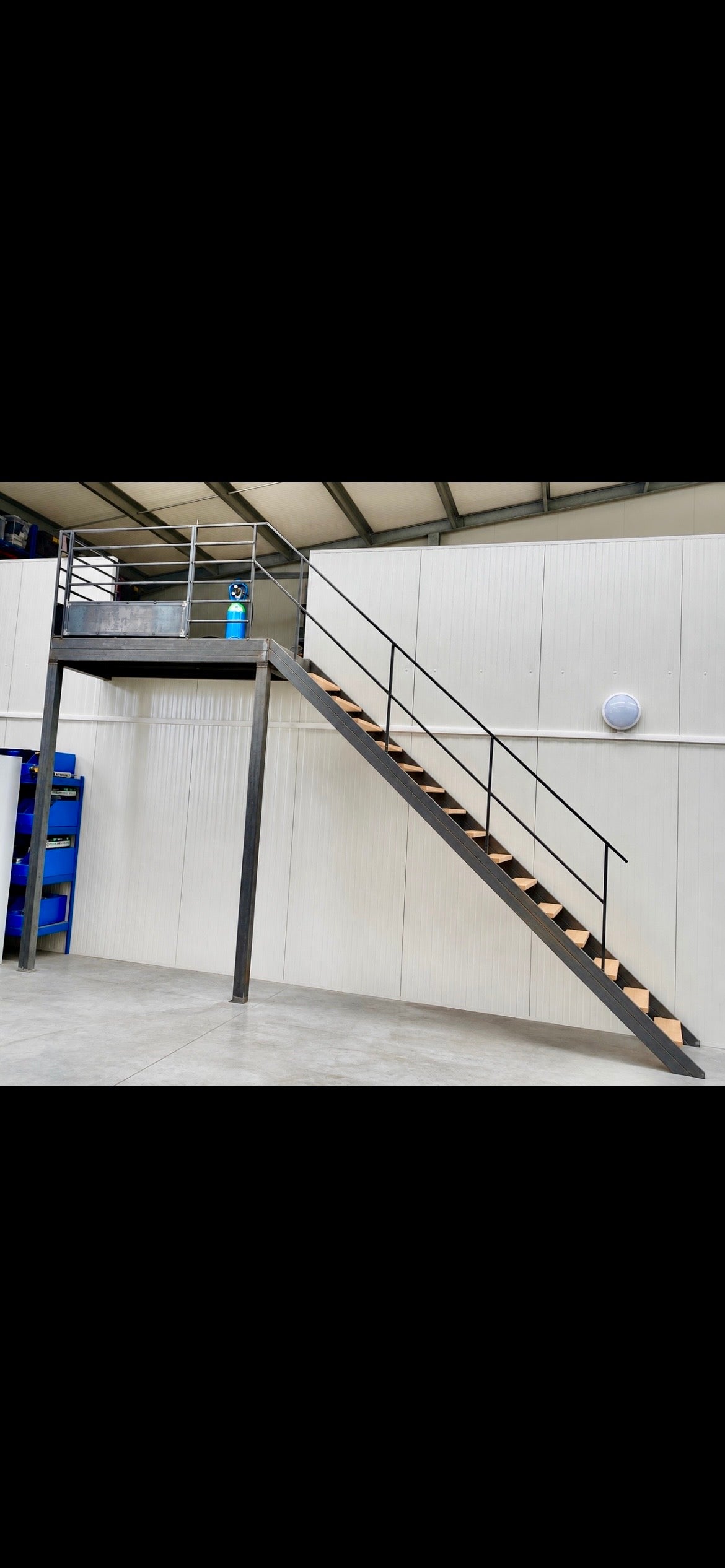 Escalier avec plateforme
